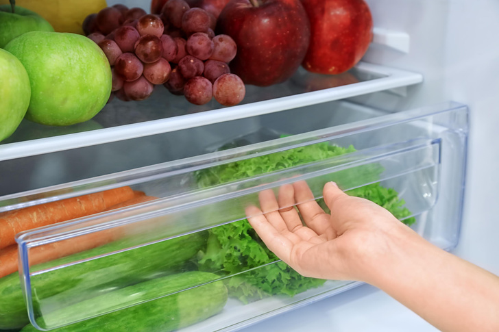 Зачем нужно обязательно класть в холодильник пропитанную солью губку