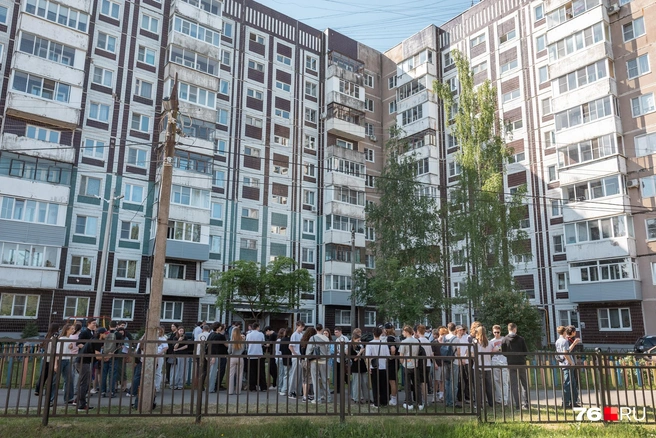 Ученики собираются перед входом на территорию школы | Источник: Александр Куренной / 76.RU