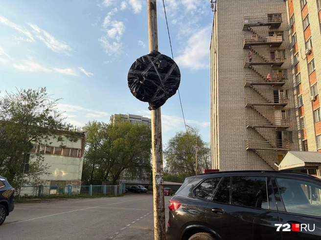 Это закрытый дорожный знак «кирпич». Первое время под ним ездили автомобилисты | Источник: Мария Токмакова / 72.RU