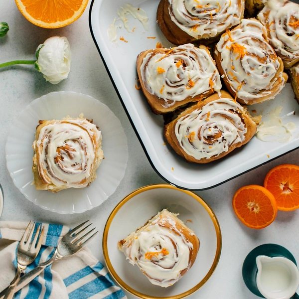 Апельсиновые булочки с корицейЦитрусо-коричные булочки с глазурью, которые сделают начало дня особенным.Полный рецепт апельсиновых булочек с корицей читайте по ссылке.