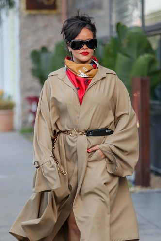 Плащ вместо платья: Рианна делает улицы города своим подиумом | marieclaire.ru