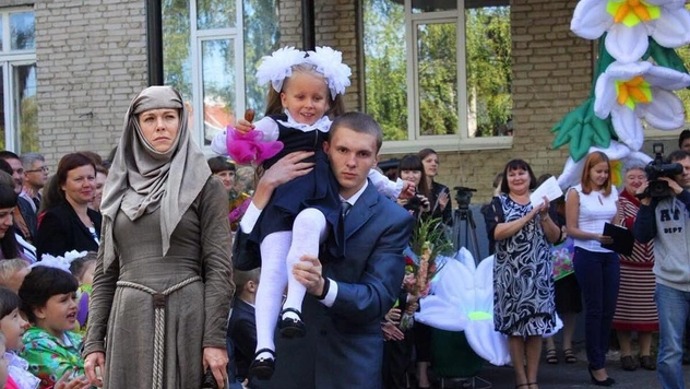 Танец живота, священники и другая дичь на линейках 1 сентября в разных городах России