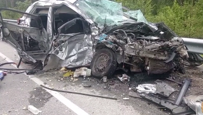 Не смогла обогнать фуру и вылетела на встречку. В аварии в Шелеховском районе погибла женщина-водитель: видео | Источник: скриншот видео из канала «Госавтоинспекция38» / Telegram