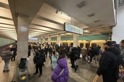 Человек на путях в метро задерживает поезда