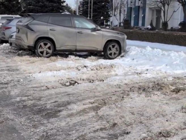 На снимке — парковка, которую, по заверениям властей, регулярно очищают от снега и наледи. | Источник: читатели V1.RU