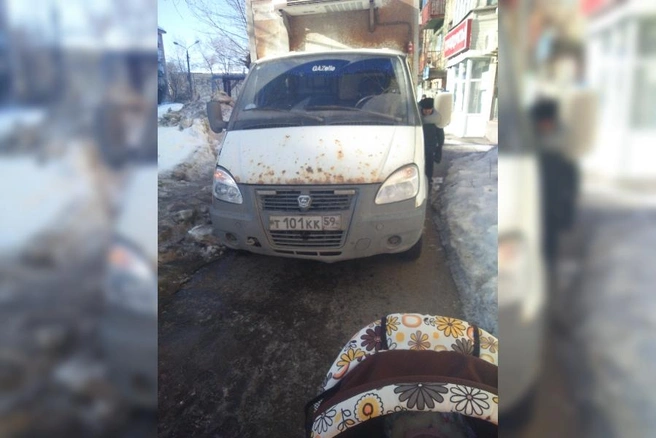 «Я паркуюсь как…»: автохамы против колясок, паркующиеся на тротуаре и другие нарушители правил | 59.ru