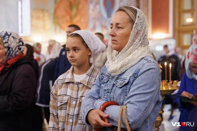 В храме были прихожане всех возрастов. Рядом с родителями были и совсем маленькие дети | Источник: Алексей Волхонский / V1.RU