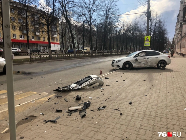 Машину вынесло на тротуар. Ну тут хорошо хоть, что людей нет | Источник: «ПОДСЛУШАНО в ЯРОСЛАВЛЕ!» / Vk.com