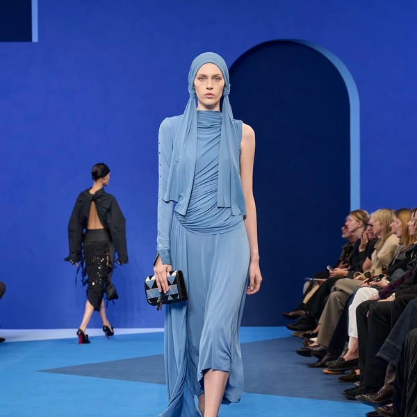 Lanvin возвращает синий цвет — фирменный оттенок Дома Lanvin возвращает синий цвет — фирменный оттенок Дома