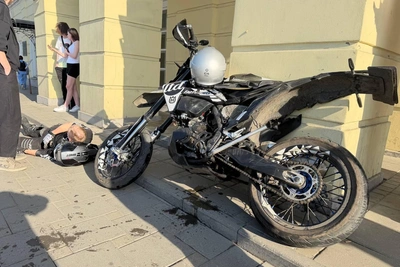 Опубликовано видео аварии с мотоциклом и толпой в Екатеринбурге