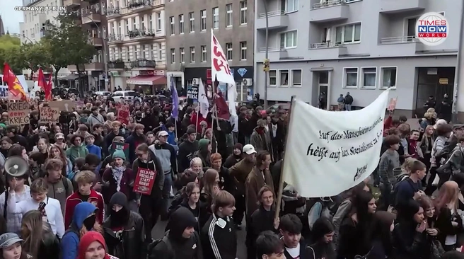 В Германии школьники вышли на протесты против военной службы. Оцените их марши с флагами | Источник: Times Now World | Времена сейчас, мир / YouTube