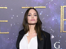 Анджелина Джоли в обтягивающем платье сходила на свидание с наследником династии Ротшильдов