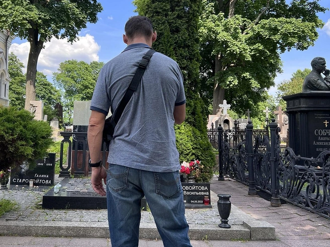 Юрий Колчин на могиле Галины Старовойтовой в 2025 году | Источник: Евгений Вышенков / «Фонтанка.ру»