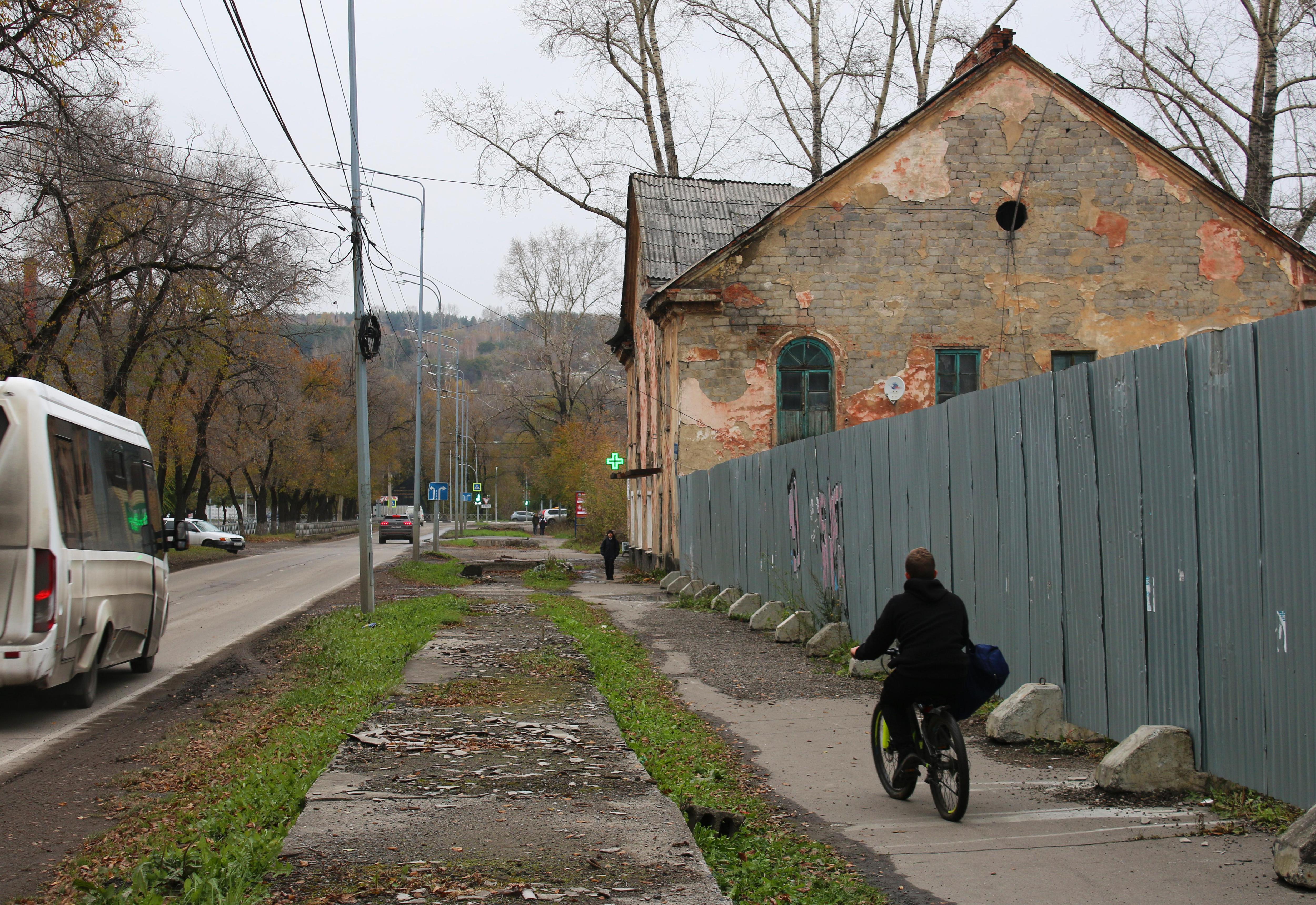 Дома на улице Мурманской, 44, с балкона которого сделан снимок, тоже уже нет. И соседнему, судя по виду, осталось недолго | Источник: Игорь Епифанцев / NGS42.RU