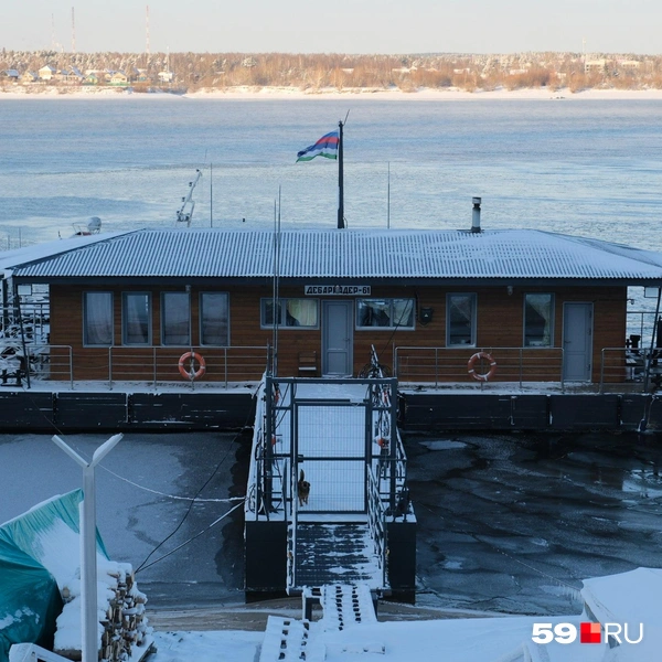 У берега остановился дебаркадер | Источник: Тимофей Калмаков / 59.RU