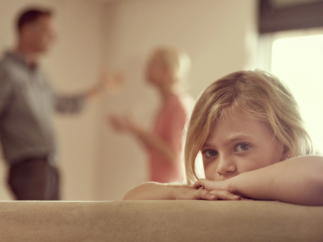 5 признаков того, что вы росли в токсичной семье | marieclaire.ru