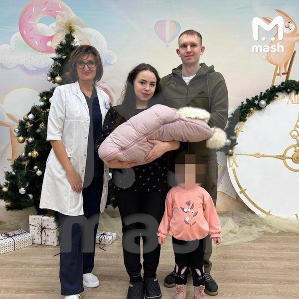 Молодая мама обнимает свою дочь, которая чудом выжила | www.starhit.ru