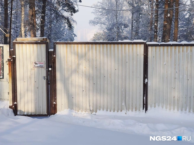 Дверь закрыли перед самым носом корреспондента NGS24.RU | Источник: NGS24.RU