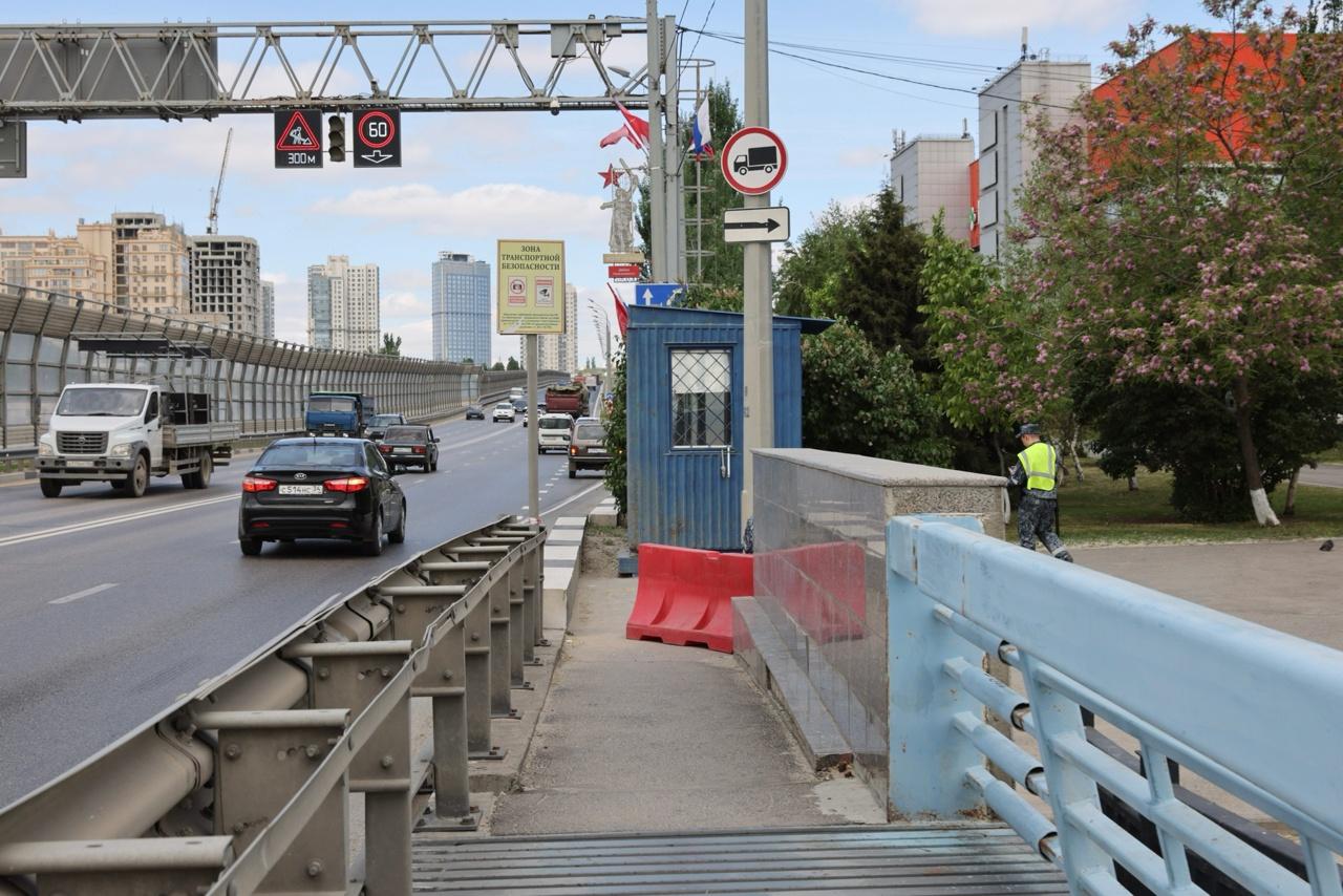 В Волгограде на танцующем мосту через Волгу введен досмотровый режим - 8  мая 2024 - V1.ру