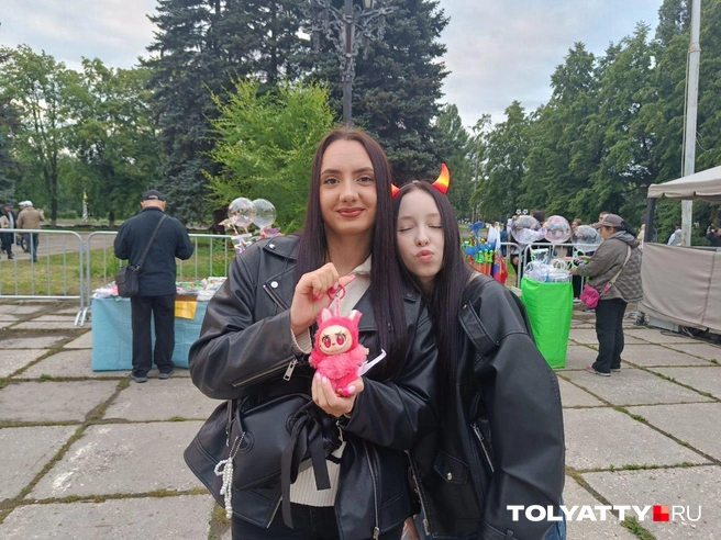 Когда третий — лабубу — совсем не лишний. Девушки его только что купили и не скрывали радости от выражения мордочки модной игрушки | Источник: Юлия Дроглева