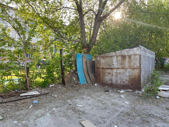 Однако около гаражей встречаются и такие места | Источник: Ирина Господаренко / NGS22.RU