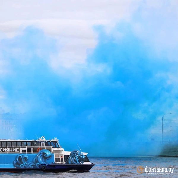 «Зенит» отметил 100-летие сине-бело-голубой флотилией на Неве | Источник: Сергей Михайличенко / «Фонтанка.ру»
