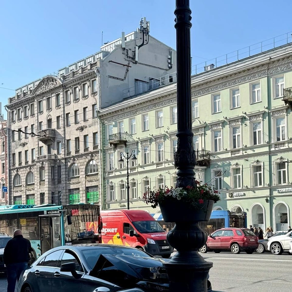 Стали известны подробности ДТП, в котором Mercedes протаранил столб на Невском | Источник: читатель «Фонтанки»