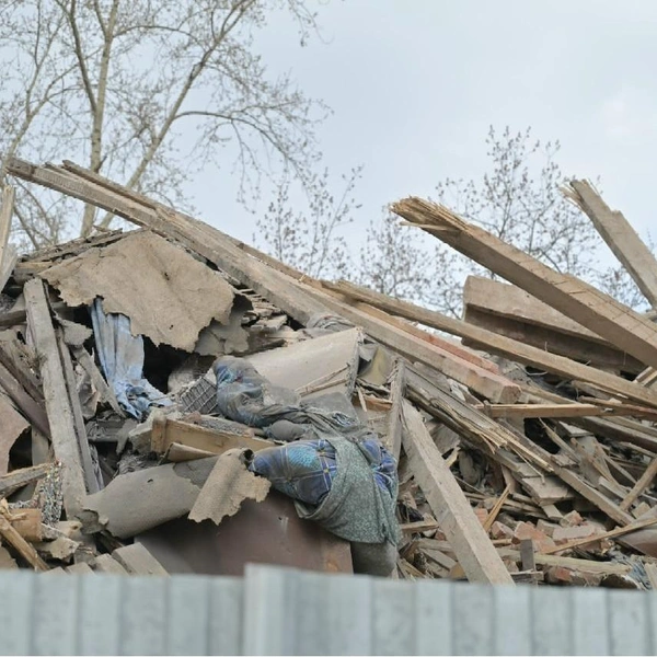 В завалах можно разглядеть куски мебельной обивки | Источник: Василина Любимова / 59.RU