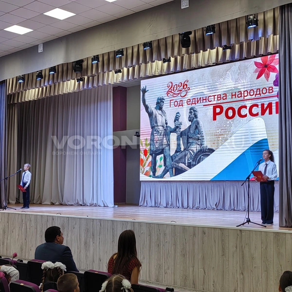 Торжественная линейка началась | Источник: Андрей Пашинский / Voronezh1.ru
