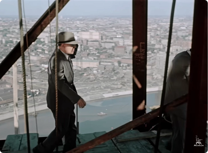 Кадр из фильма. Вид на Краснопресненскую набережную. Сейчас на этом месте стоит Дом Правительства, построенный в 1970-х | Источник: Киноконцерн «Мосфильм» / YouTube