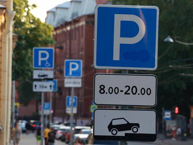 С 25 июля в центре Петербурга на двух набережных вводится платная парковка | Источник: Сергей Михайличенко / «Фонтанка.ру»