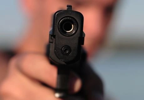 Полиция задержала угрожавших женщине пистолетом рязанцев | ya62.ru