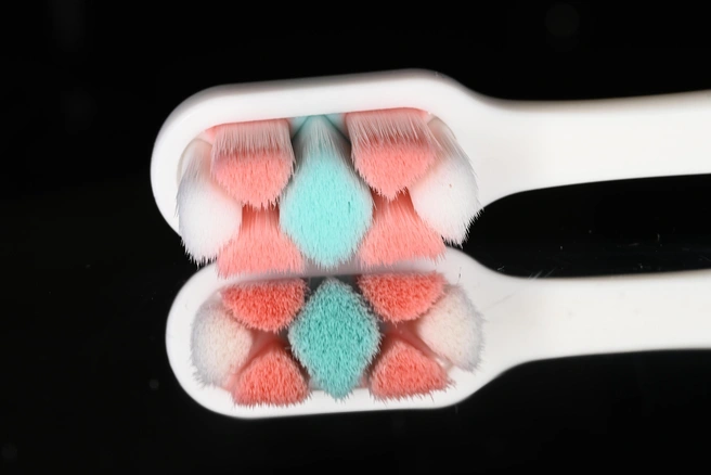 Для детей врачи рекомендуют использовать флоссеры, начиная с появления плотных контактов жевательных зубов, особенно 5 и 4 молочных | Источник: Татьяна Августова