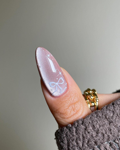 Шелковые ногти: как модно носить маникюр «кошачий глаз» весной 2024