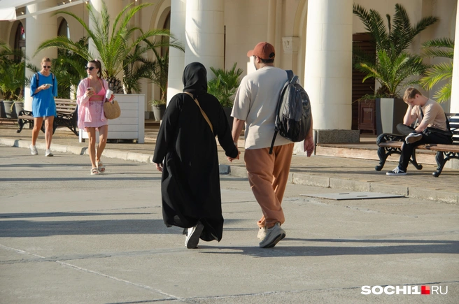 Женщинам, которым вера не позволяет носить открытую одежду, уже не сходят с ума от жары — зноя нет | Источник: Оксана Витязь / SOCHI1.RU