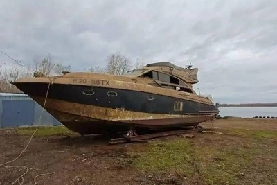В Чистополе со дна подняли затонувшую весной яхту