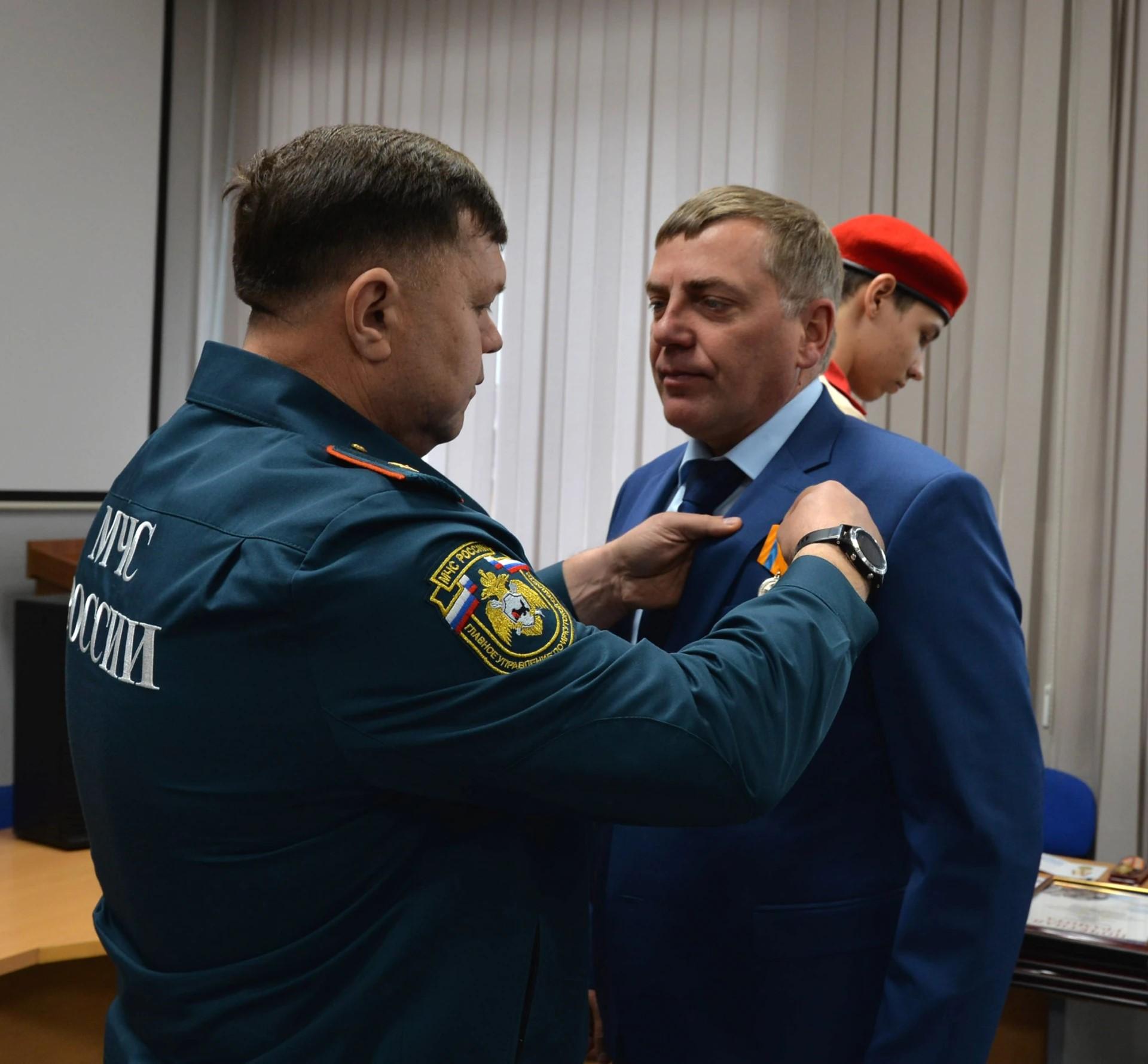 Мэра Бодайбо наградили медалью МЧС за ликвидацию зимней коммунальной аварии. Город больше 2 недель…