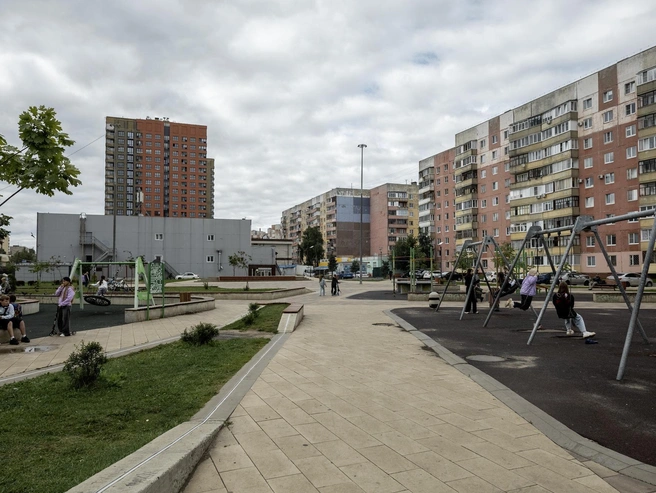 Сквер расположен среди жилых домов на проспекте Машиностроителей | Источник: Александр Куренной / 76.RU