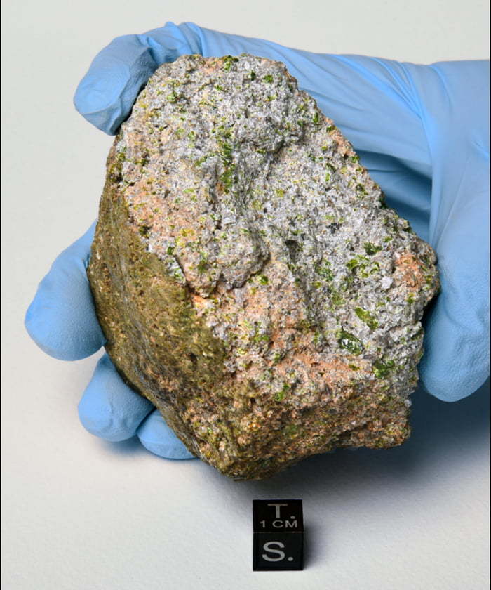 Обнаружен самый старый на Земле метеорит