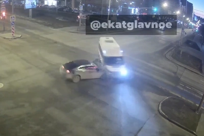 Авария на Московской попала на видео, образовалась пробка