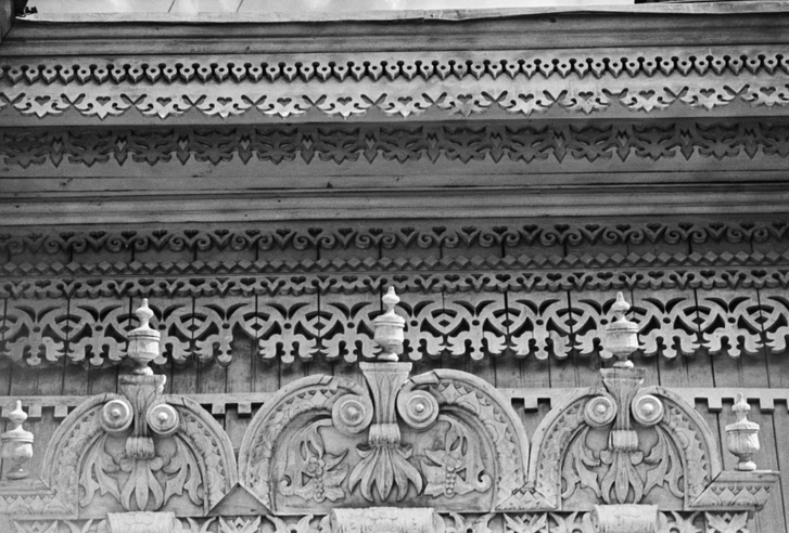 Томск. Июль 1966 г. Резные декоративные элементы дома купца Леонтия Дмитриевича Желябо на Красноармейской улице, построенного по проекту архитектора Петра Федоровича Федоровского в начале ХХ века. | Источник: Кузярин Анатолий/ТАСС