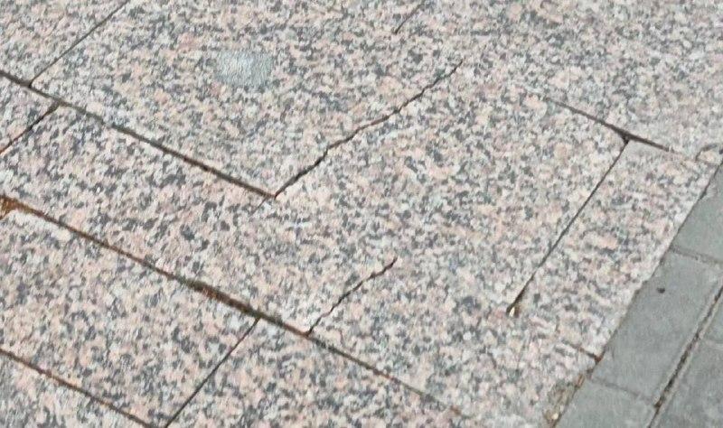 У ТЮЗа разрушается плитка и тактильная разметка — в этом обвиняют омичей
