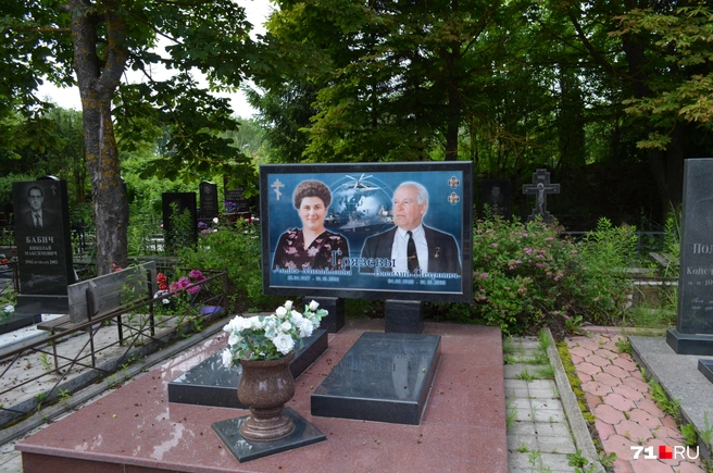 А так уже выглядит захоронение родителей экс-ректора | Источник: Максим Улитов / 71.RU