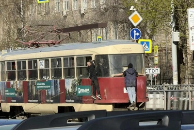 Подростки-зацеперы разбили стекло в трамвае №24 в Екатеринбурге