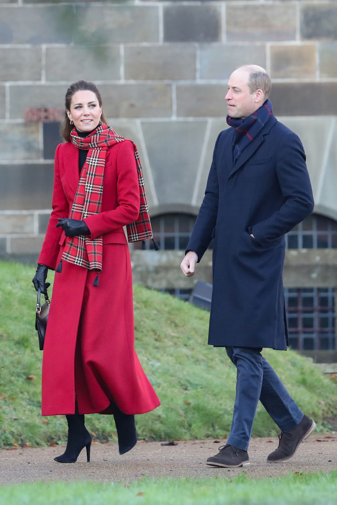 Рождественское настроение: Кейт Миддлтон и принц Уильям жарят зефир и выбирают елку в Кардиффе