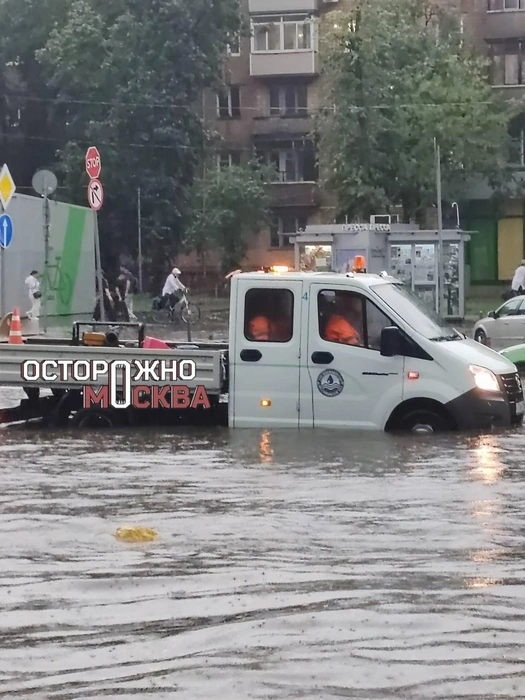 Затопило дороги у «Первомайской» | Источник: Осторожно, Москва / T.me
