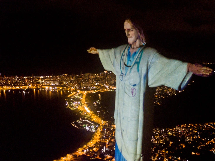 12 апреля. Включилась подсветка на статуе Христа-Искупителя в Рио-де-Жанейро. Это посвящение медицинским работникам по всему миру, которые работают «на передовой» в борьбе с пандемией.