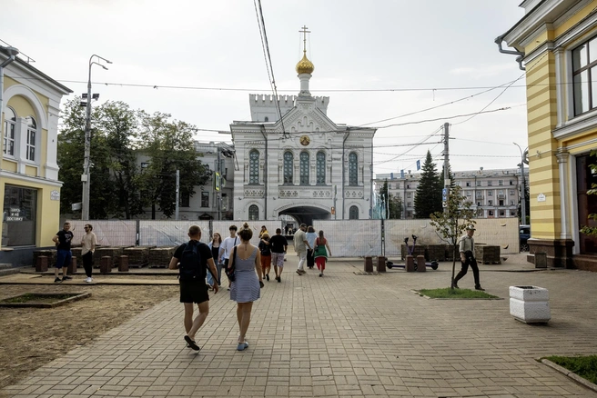 На улице часто гуляют туристы и жители города | Источник: Александр Куренной / 76.RU