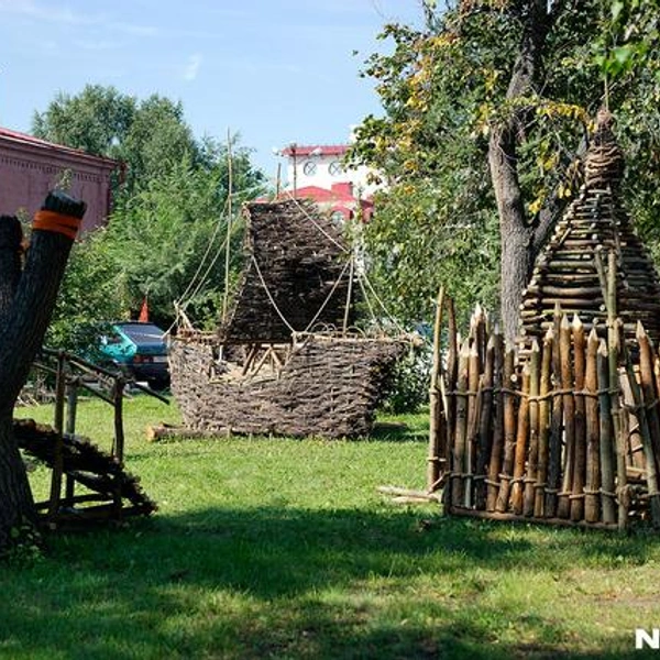 Из бересты сделали парусник и мост | Источник: Иван Рейзвих / NGS55.RU