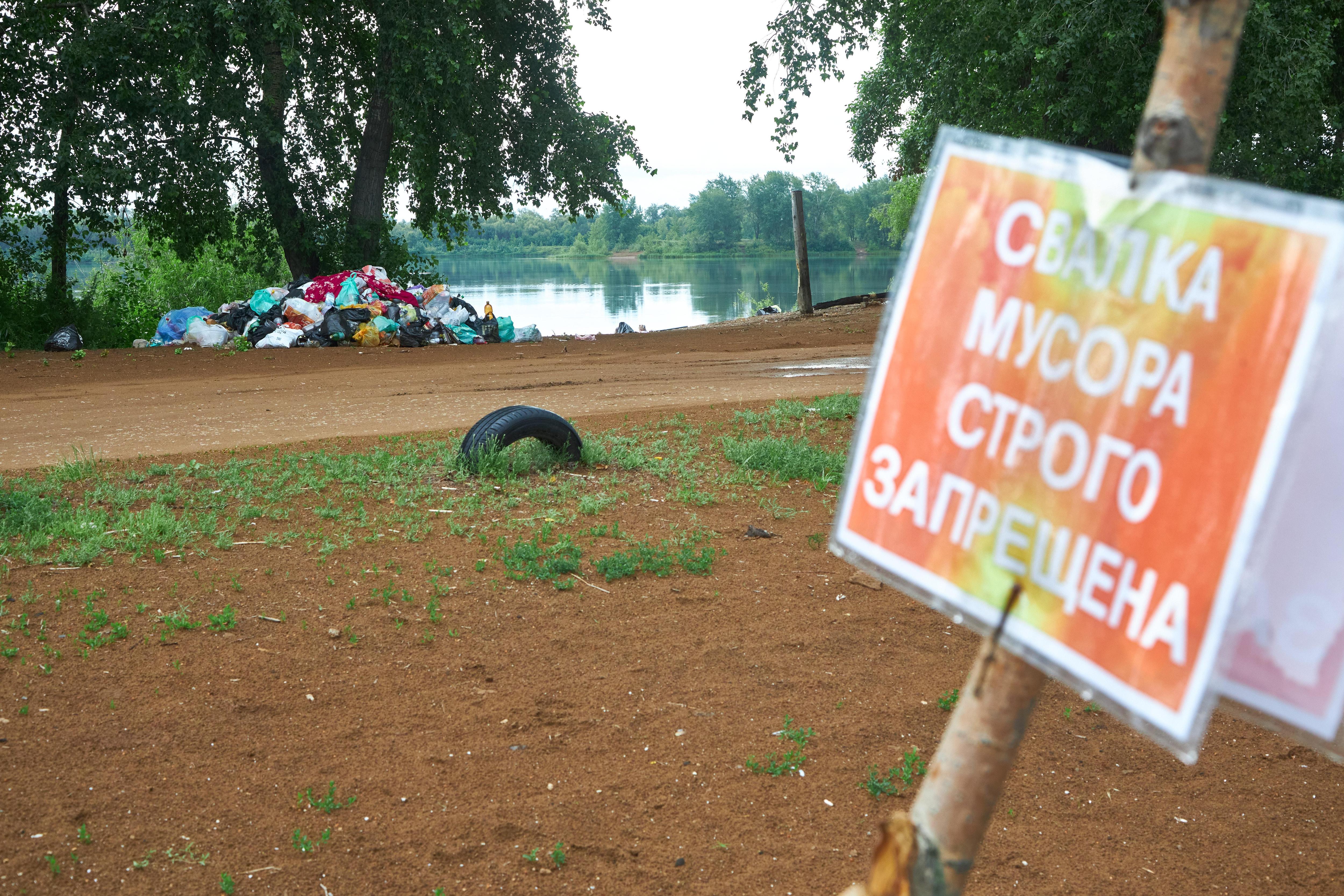 «Воронье растаскивает мусор»: пляж на Чкаловских озерах стал бесплатным. Что там изменилось — фото
